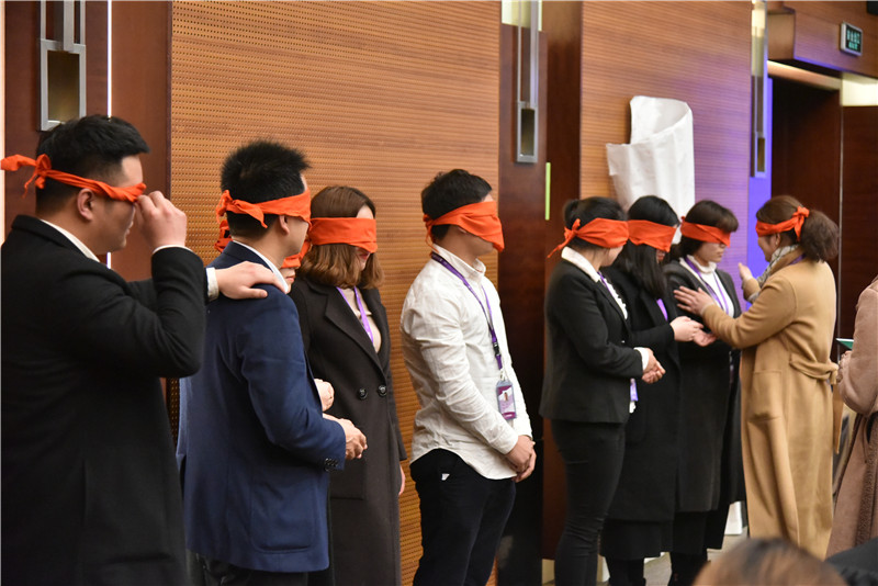 2018年注定是不平凡的一年，家裝行業(yè)受到市場大環(huán)境的沖擊影響，將接受更加嚴(yán)酷的考驗(yàn)！機(jī)遇與挑戰(zhàn)并存，安然居裝飾會(huì)一如既往堅(jiān)持腳踏實(shí)地、注重細(xì)節(jié)、追求卓越，只為將最優(yōu)質(zhì)的家裝服務(wù)奉獻(xiàn)給每一位客戶！