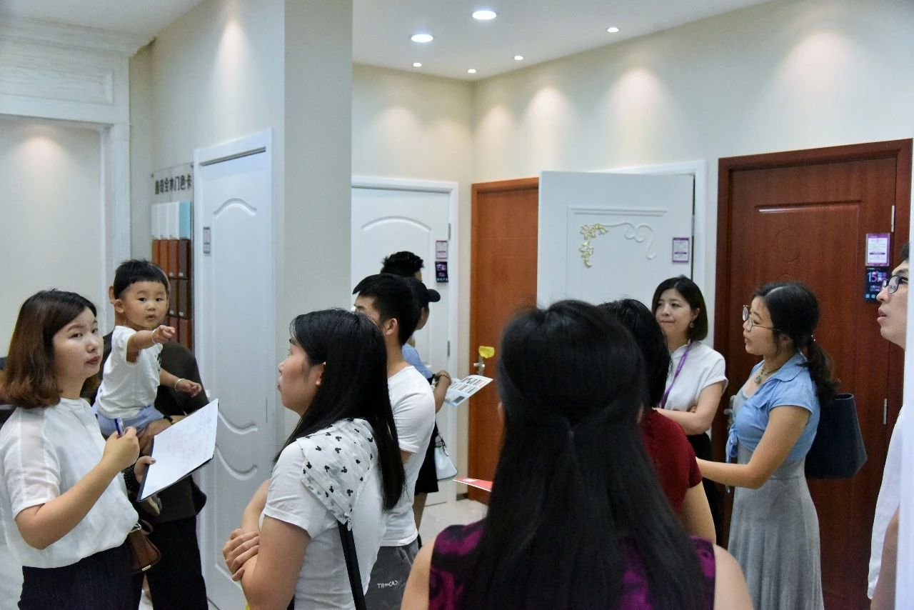 在市場競爭這么激烈的家裝市場 能夠像安然居裝飾這樣屹立15年 并不斷發展壯大的家裝企業 絕對是屈指可數 這是市場對安然居的認可 是業主對安然居的肯定 是行業對安然居的支持 在市場競爭這么激烈的家裝市場 能夠像安然居裝飾這樣屹立15年 并不斷發展壯大的家裝企業 絕對是屈指可數 這是市場對安然居的認可 是業主對安然居的肯定 是行業對安然居的支持