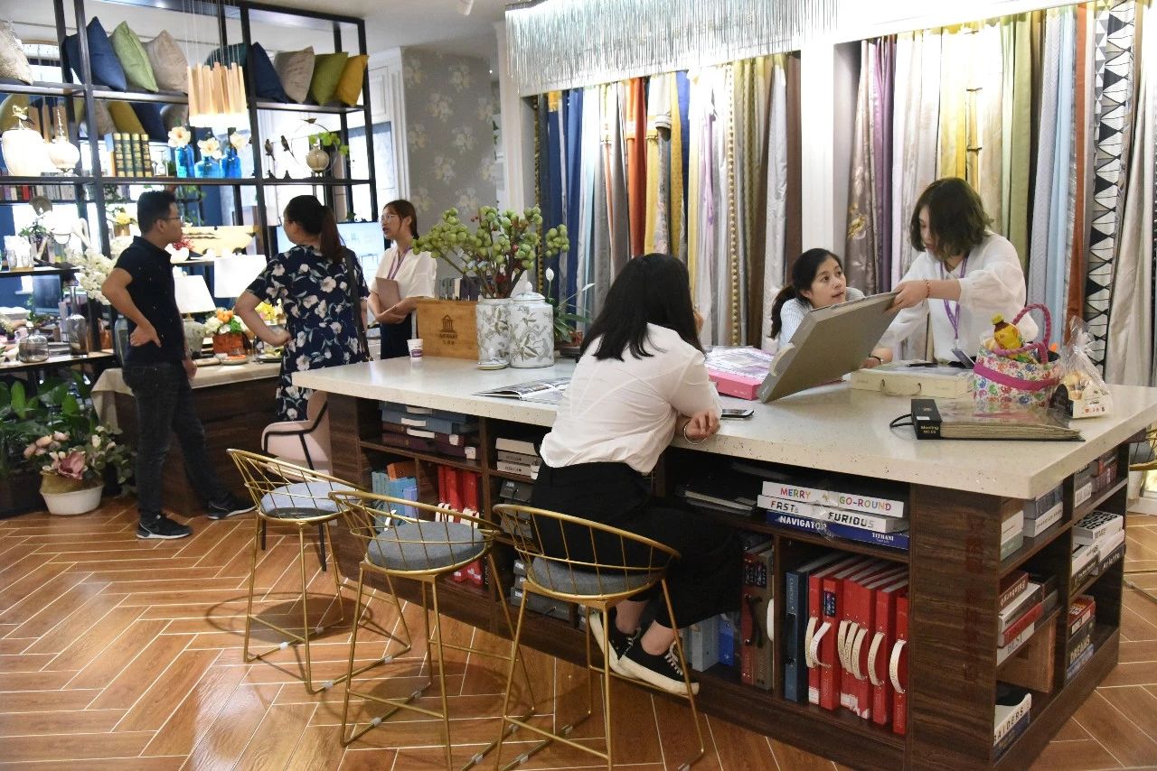 在市場競爭這么激烈的家裝市場 能夠像安然居裝飾這樣屹立15年 并不斷發展壯大的家裝企業 絕對是屈指可數 這是市場對安然居的認可 是業主對安然居的肯定 是行業對安然居的支持 在市場競爭這么激烈的家裝市場 能夠像安然居裝飾這樣屹立15年 并不斷發展壯大的家裝企業 絕對是屈指可數 這是市場對安然居的認可 是業主對安然居的肯定 是行業對安然居的支持